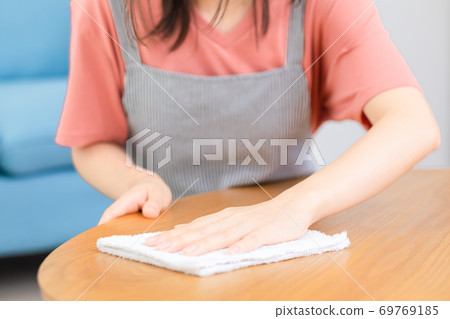 Woman cleaning the table photo material Woman cleaning the table photo material 69769185