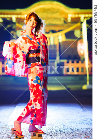 節日後，一名年輕女子穿著浴衣在神社 69769462