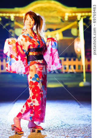 節日後，一名年輕女子穿著浴衣在神社 69769463