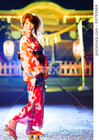 節日後，一名年輕女子穿著浴衣在神社 69769464