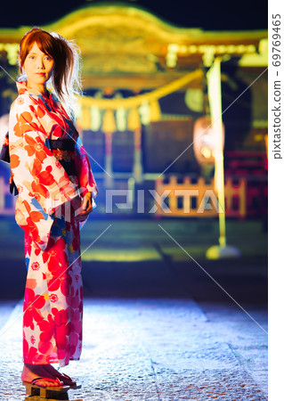 節日後，一名年輕女子穿著浴衣在神社 69769465