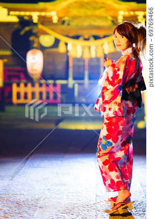 節日後，一名年輕女子穿著浴衣在神社 69769466