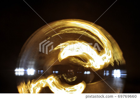 在黑暗中,向shabon球施加兩個手電筒,即LED燈和普通燈。 在黑暗中,向shabon球施加兩個手電筒,即LED燈和普通燈。 69769660