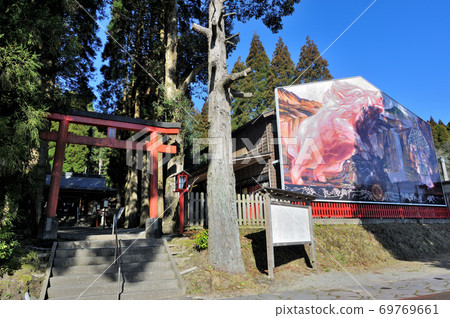 Wake Shrine的鳥居門,其中籠罩著鹿兒島縣霧島市Wake Kiyomaro,以及旁邊的超大Ino Ema Wake Shrine的鳥居門,其中籠罩著鹿兒島縣霧島市Wake Kiyomaro,以及旁邊的超大Ino Ema 69769661