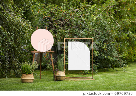 empty board stands on green lawn on wedding. empty board stands on green lawn on wedding. 69769783
