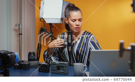 Comparison review of two V mount batteries 69770044