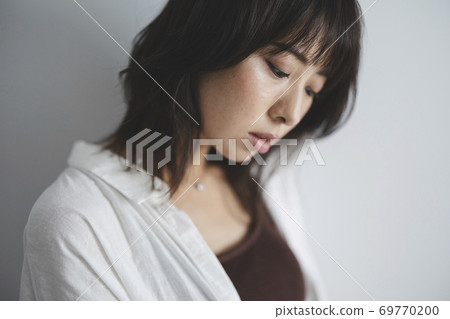 Woman     69770200