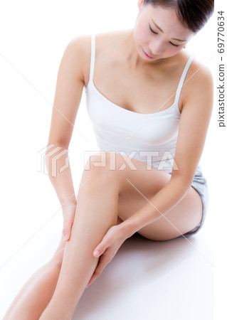 Women who skincare their legs 69770634