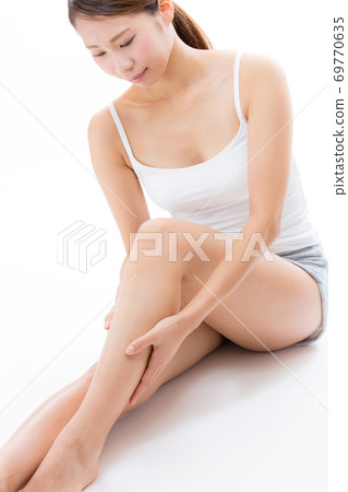 Women who skincare their legs 69770635