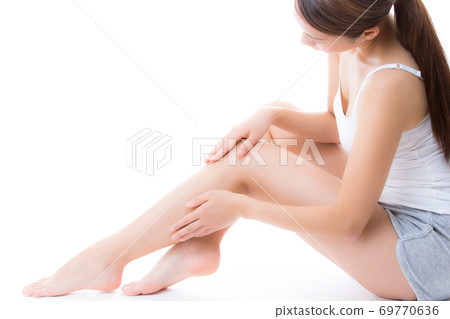 Women who skincare their legs 69770636