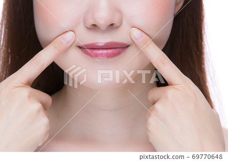 一個女人指著摺痕線 一個女人指著摺痕線 69770648