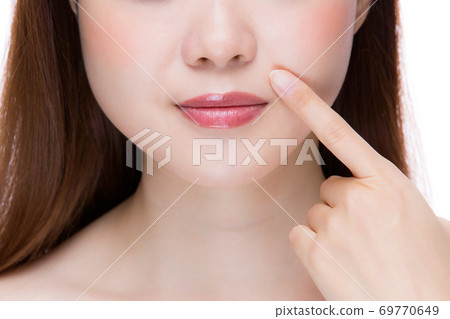 一個女人指著摺痕線 69770649