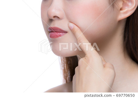 一個女人指著摺痕線 69770650