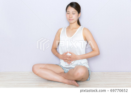 女人在坐著沉思。 69770652