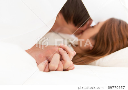 接吻場面。 69770657