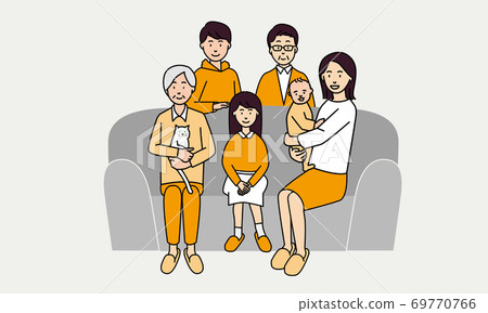 一個三代人的家庭，聚集在沙發上 69770766