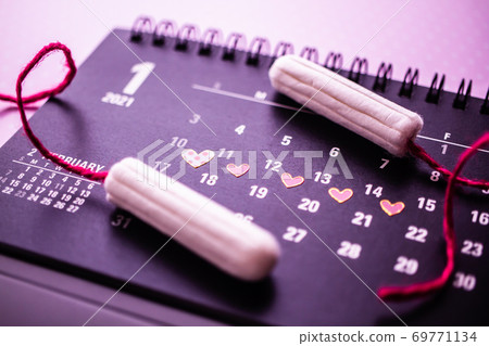 生理週期的衛生棉條和日曆圖像材料 69771134