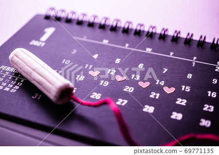 生理週期的衛生棉條和日曆圖像材料 生理週期的衛生棉條和日曆圖像材料 69771135