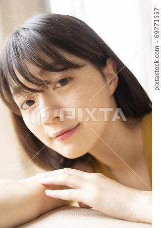 Women's portrait Women's portrait 69771557