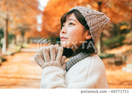 Girl standing in a winter park 69771751