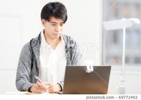上在線課的男學生 69772402