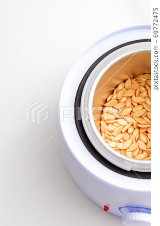 Wax heater with wax drops 69772475