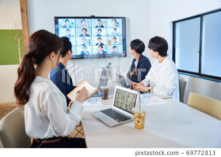 會議室,帶亞克力隔板的在線會議,視頻會議,遠程工作,遠程辦公 會議室,帶亞克力隔板的在線會議,視頻會議,遠程工作,遠程辦公 69772813