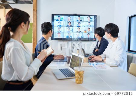 會議室，帶亞克力隔板的在線會議，視頻會議，遠程工作，遠程辦公 69772815