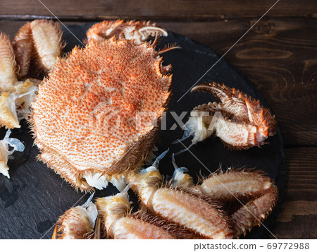 日本毛蟹。煮沸的螃蟹的特寫鏡頭與它的腿的被去除。 69772988