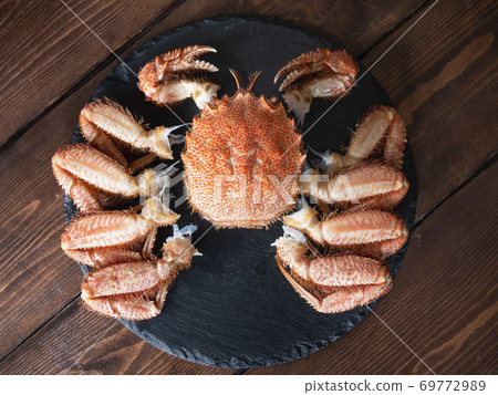 日本毛蟹。煮沸的螃蟹的特寫鏡頭與它的腿的被去除。 69772989