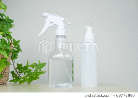 放在桌子上的用於預防日冕病毒的消毒劑 69772996