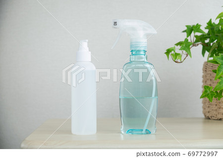 消毒噴霧和凝膠，放在桌子上 69772997