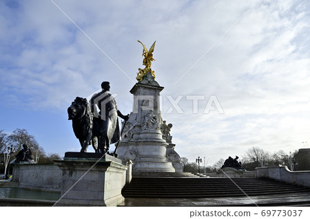 Victoria Memorial in front of Buckingham Palace 69773037