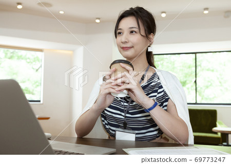 有的女商人咖啡杯 69773247