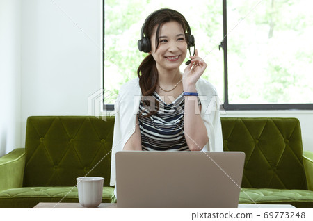 在線開會的女商人 69773248