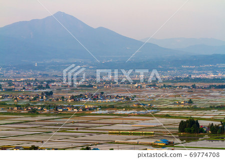 在福島縣會津美里町黃昏時分在稻田中行駛的忠見線列車 69774708