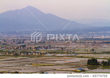 在福島縣會津美里町黃昏時分在稻田中行駛的忠見線列車 在福島縣會津美里町黃昏時分在稻田中行駛的忠見線列車 69774709