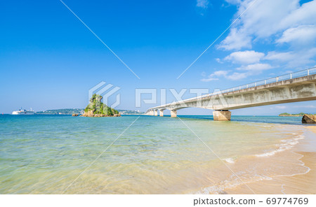 沖繩縣古栗島的古栗大橋大橋 沖繩縣古栗島的古栗大橋大橋 69774769