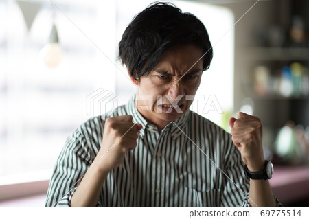 憤怒的英俊男人 憤怒的英俊男人 69775514
