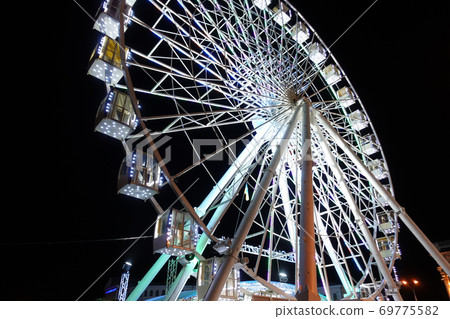 Attraction ferris wheel in the night Attraction ferris wheel in the night 69775582