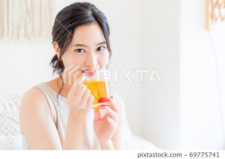 在床上喝茶的女人 69775741
