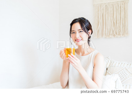在床上喝茶的女人 在床上喝茶的女人 69775743