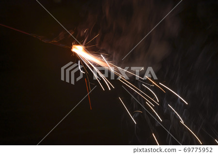 Hand-held fireworks 69775952