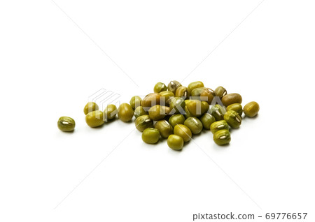 一堆新鮮綠豆雜糧以白色背景呈現特寫 69776657