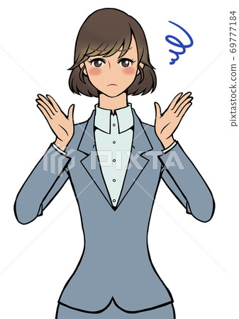 一名喜怒無常的衣服的婦女用她的接近她的面孔的手 一名喜怒無常的衣服的婦女用她的接近她的面孔的手 69777184