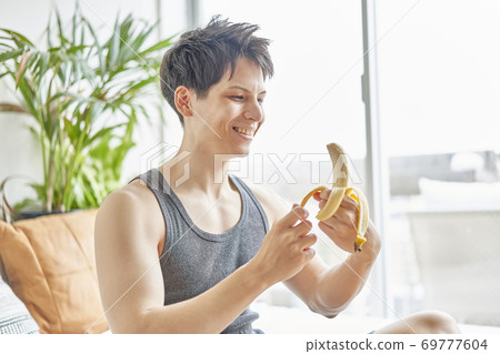 男性肌肉訓練香蕉 69777604