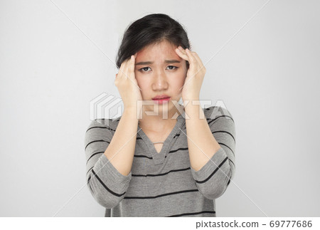 woman, headache, migraine 69777686