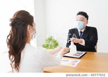 消毒雙手以預防傳染病的業務人 69777832