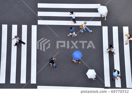 Pedestrians at the Ginza scramble intersection 69778552