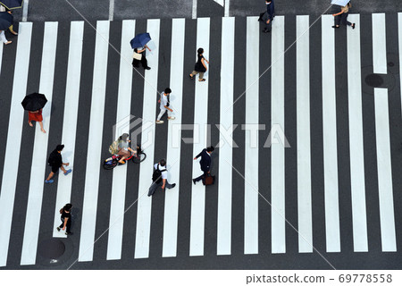 銀座的行人爭奪交叉路口 69778558